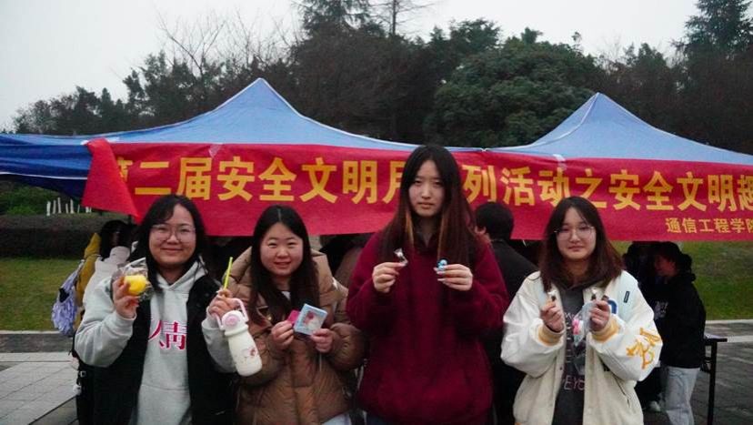 活动二参赛人员拿奖品图2